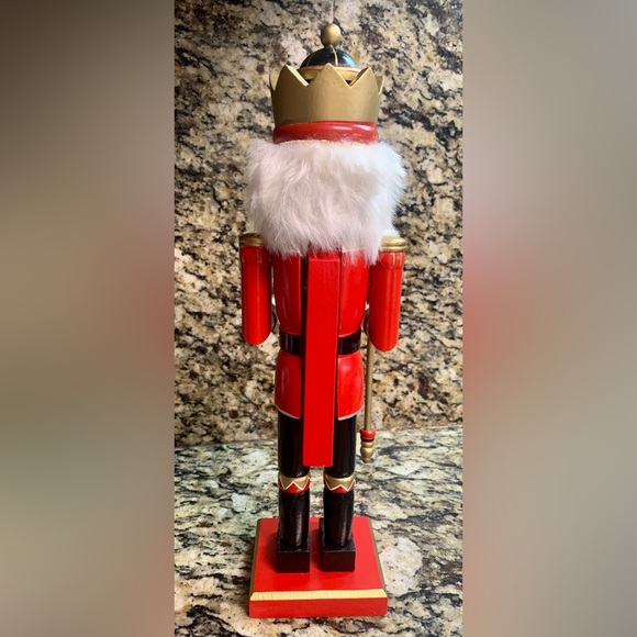 14” Tall Red Wooden Soldier Nutcracker King Vintage 2010 Sapphire Blue EXCELLENT - Picture 7 of 9